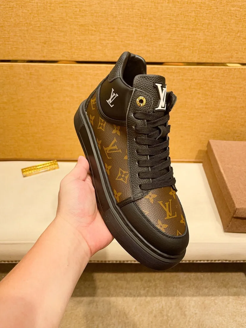 Factory price 460 [LV] Louis Vuitton's latest high-top casual Korean-style men's shoes, brand new autumn and winter design, perfect workmanship, cabinet quality, upper: cowhide material, leather lining; soft and comfortable, rubber outsole super light, wear-resistant, simple, versatile fashion men's shoes, color optional, size 38--44